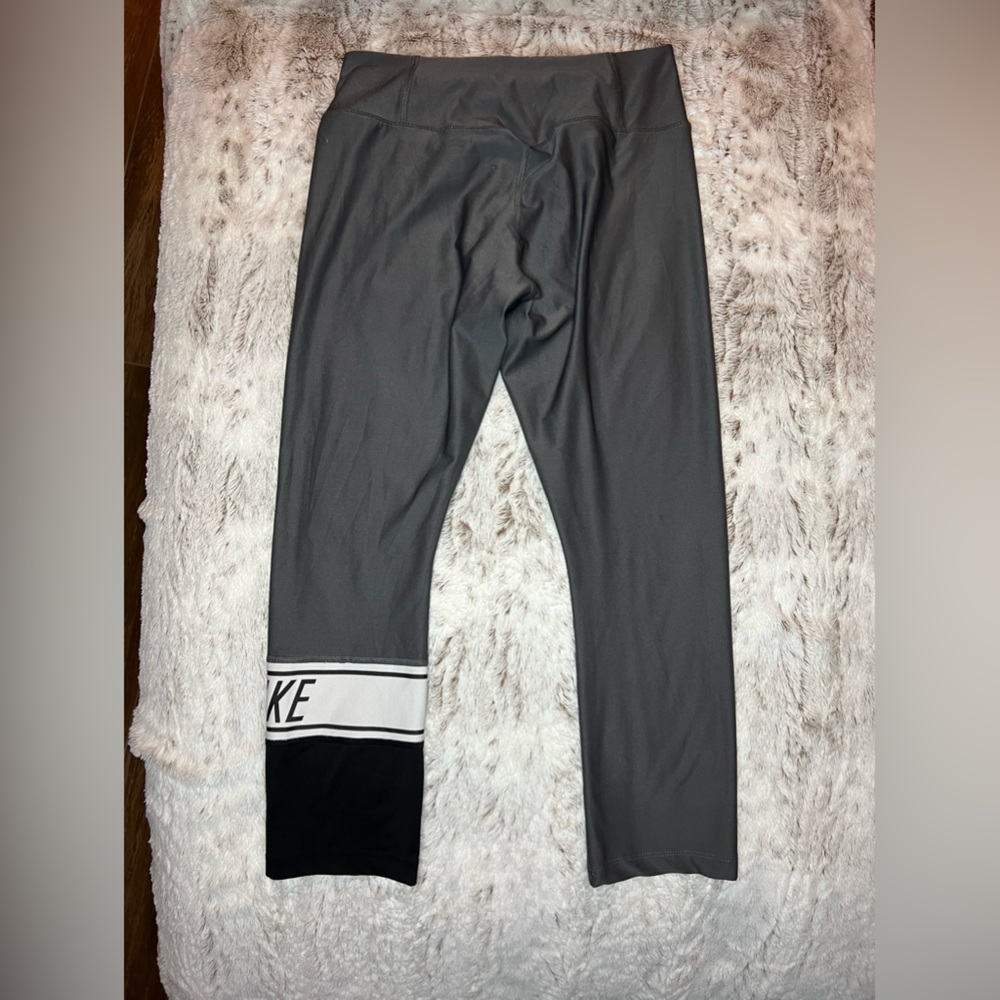 Nike dry-Fit Capris - Picture 2 of 4